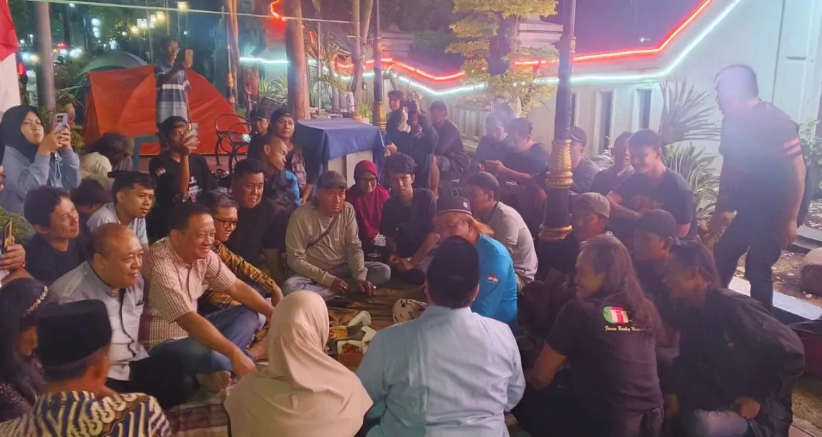 Tiga Hari Berkemah di Depan Pemkab Jombang, Aksi FRMJ Akhirnya Ditemui Bupati Warsubi