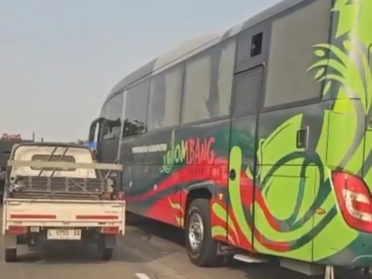 Bus Alami Kecelakaan Di Tol, Rombongan Teater Jombang Sempat Terhambat