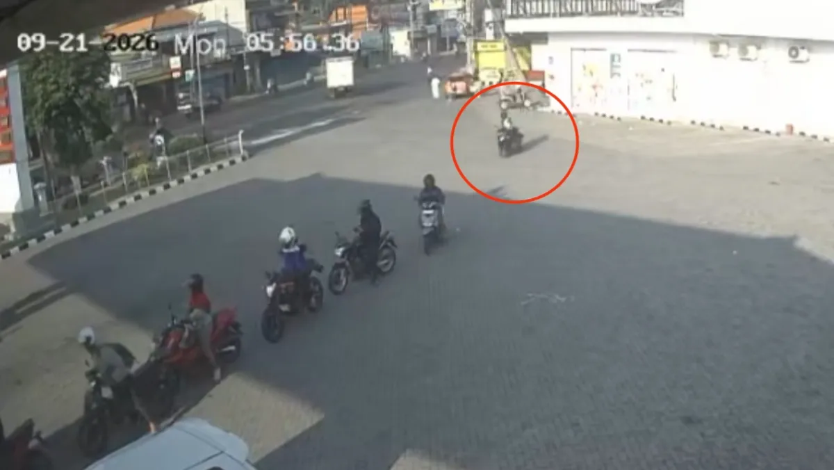 Aksi Nekat Pria Berjaket Terekam CCTV, Motor Karyawan Pabrik Raib di Minimarket Mojongapit Jombang