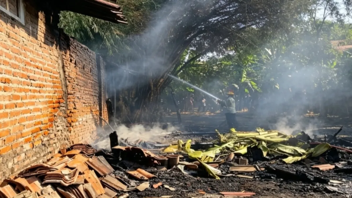 Gara-gara Sisa Pembakaran Pakan Ternak, Dapur dan Kandang Sapi Warga Mojoagung Jombang Ludes Terbakar