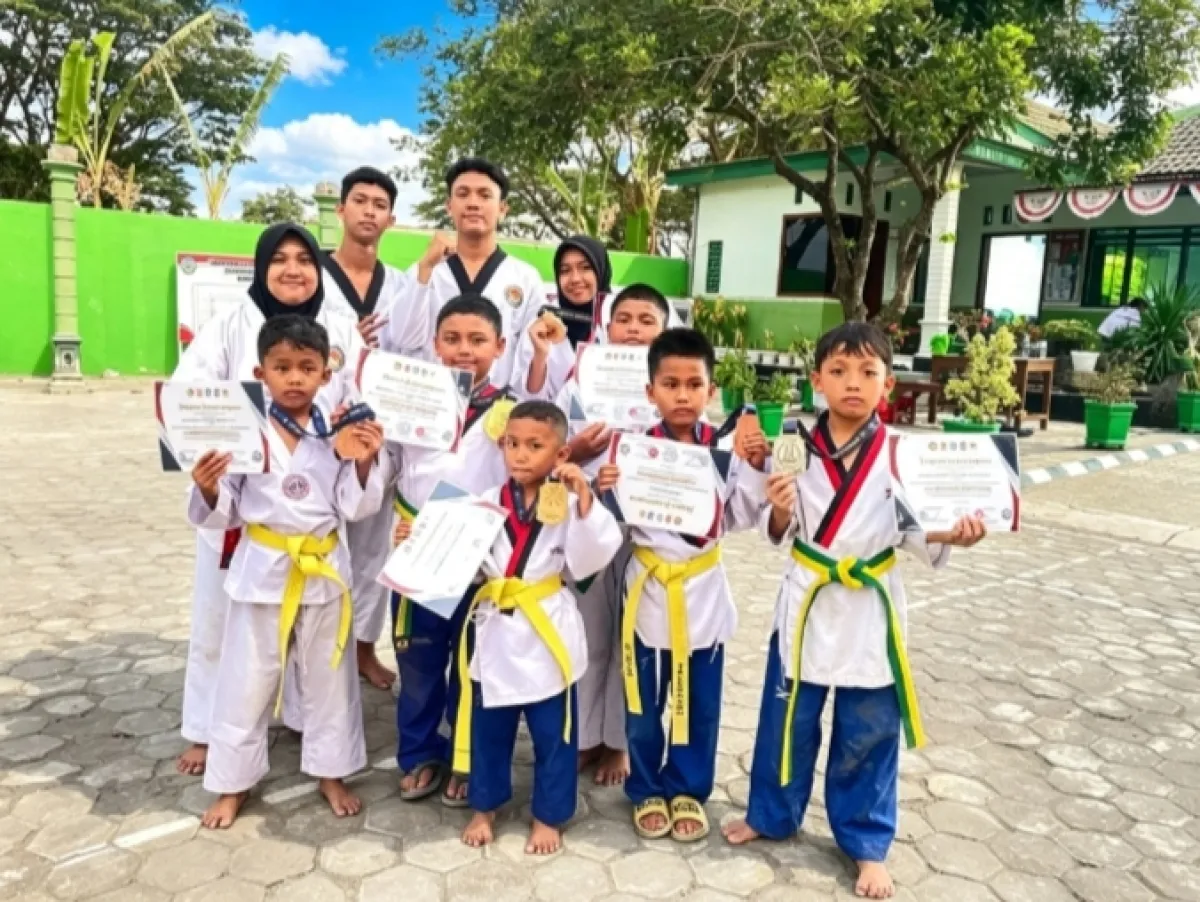 Tampil Ciamik di Kyorugi dan Poomsae, Dojang Koramil Berbek Nganjuk Sabet 12 Medali Piala Gubernur Jatim