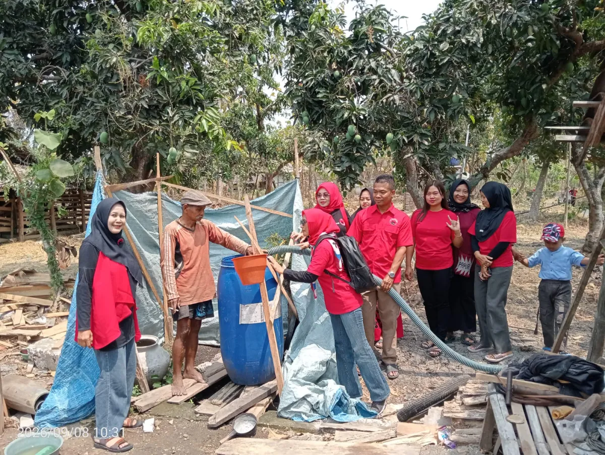 DPC PDIP Nganjuk Salurkan Air Bersih untuk Warga Terdampak Kekeringan di Lengkong dan Jatikalen
