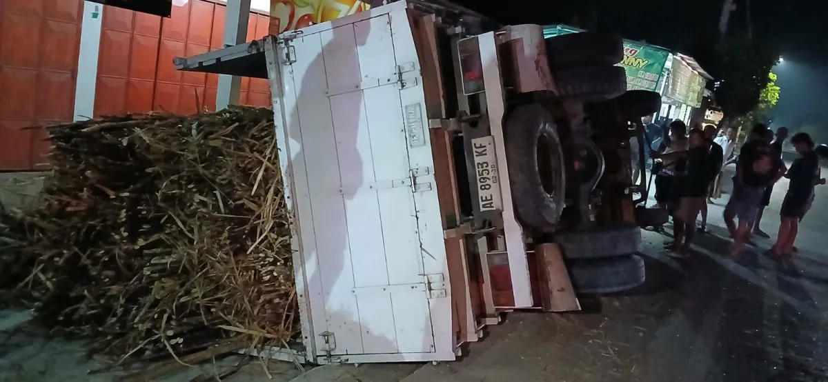 Gandengan Truk Lepas Hantam Dua Kendaraan di Bagor Nganjuk, Satu Truk Terguling ke Sisi Jalan