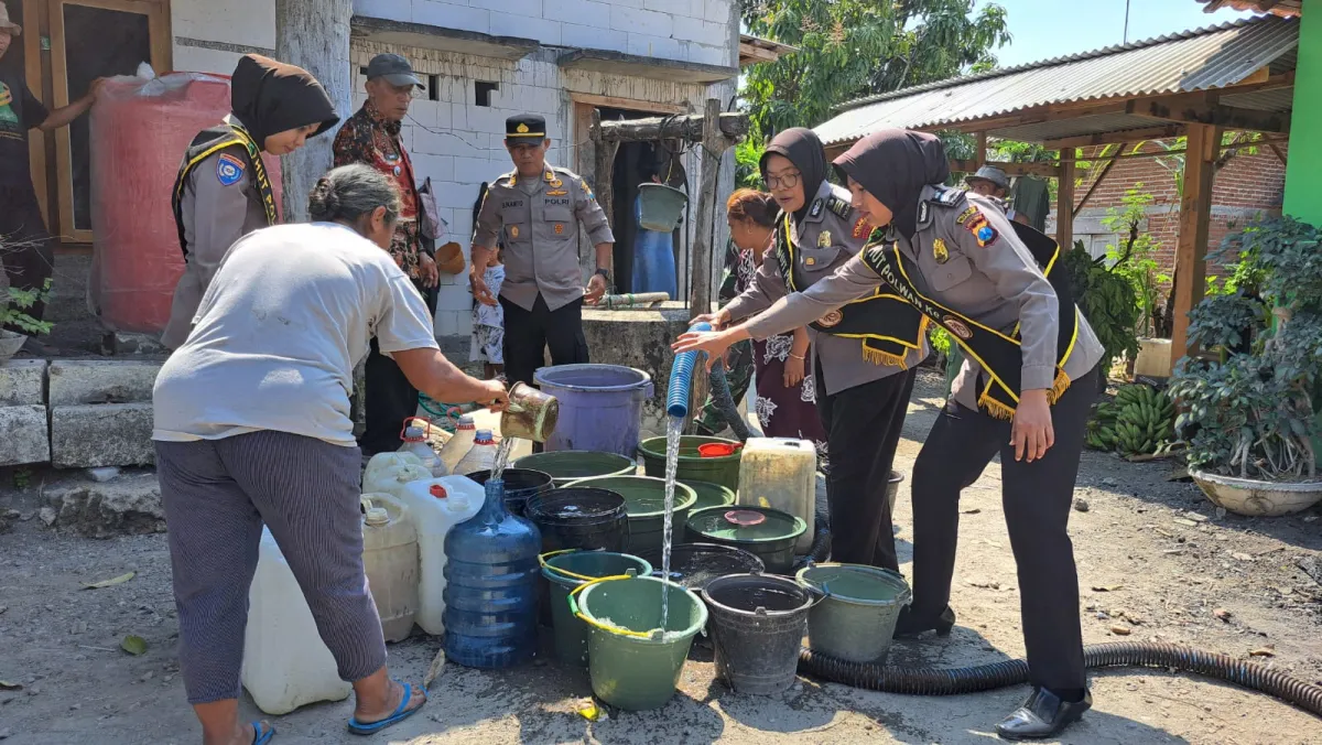 Peringati HUT ke-78 Polwan, Polres Nganjuk Gelar Aksi Sosial Salurkan Ribuan Liter Air Bersih di Ngluyu