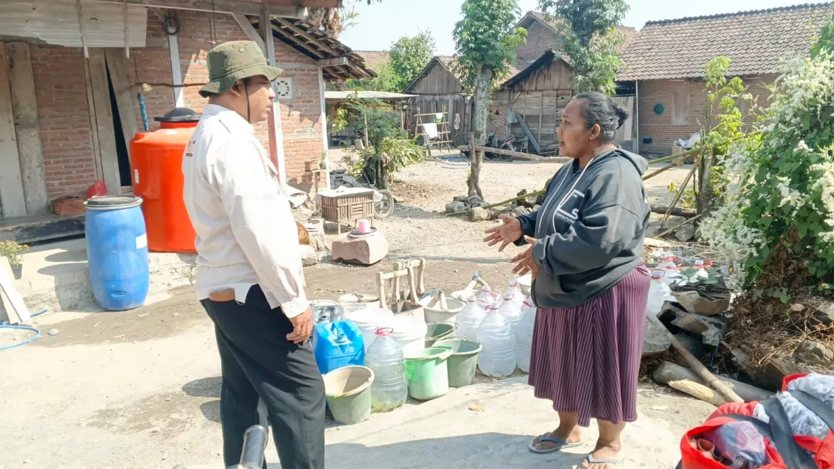 Tanggap Kekeringan di Ngluyu, Kodim Nganjuk Bersama IJTI dan Anang Hartoyo Law Office Salurkan 20 Ribu Liter Air Bersih