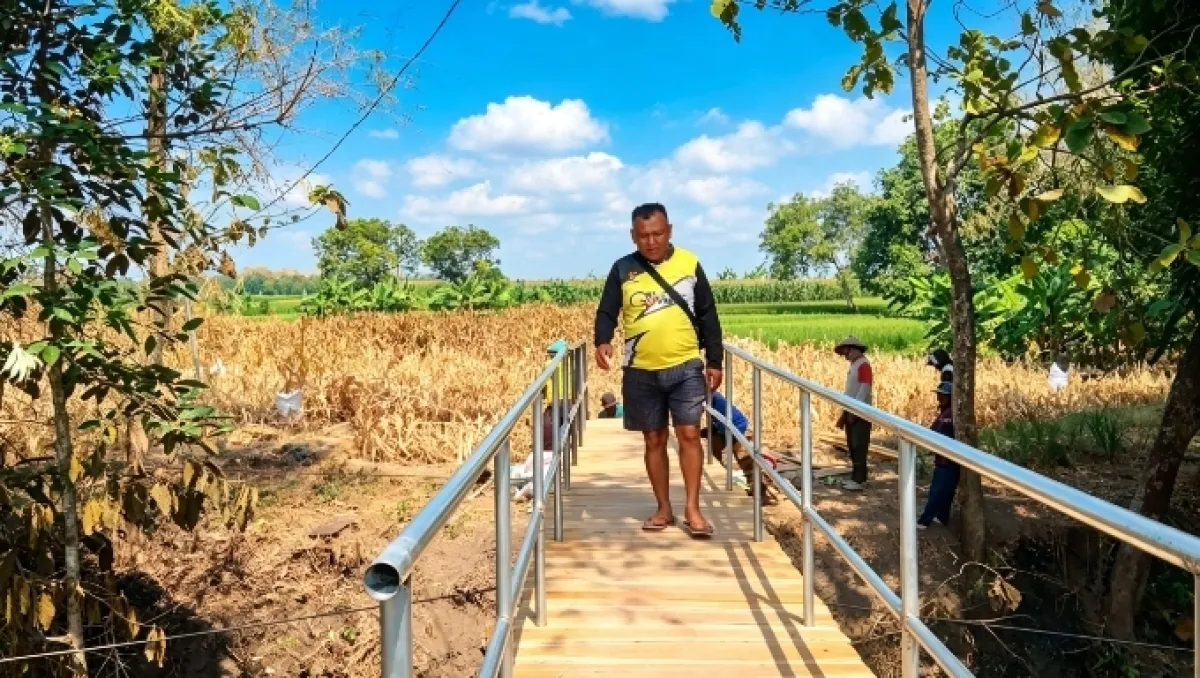 Aksi Nyata Kades Ngangkatan Nganjuk, Pakai Uang Pribadi Puluhan Juta, Bangun Jembatan Terdampak Banjir Demi Petani