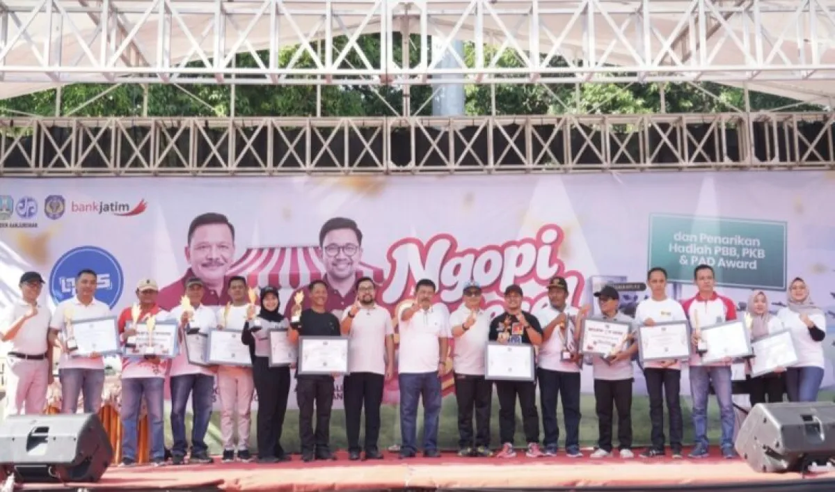 Pajak Berhadiah Motor di Nganjuk, Kang Marhaen & Mas Handy Traktir Warga Ngopi Mecel Hingga Resmikan Parkir QRIS