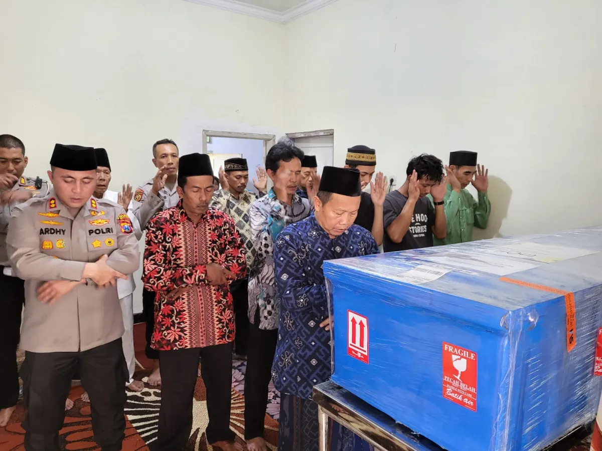Duka Mendalam di Krisik, Kapolres Blitar Takziah ke Rumah Duka Korban Musibah Kapal Virgo Transport 8