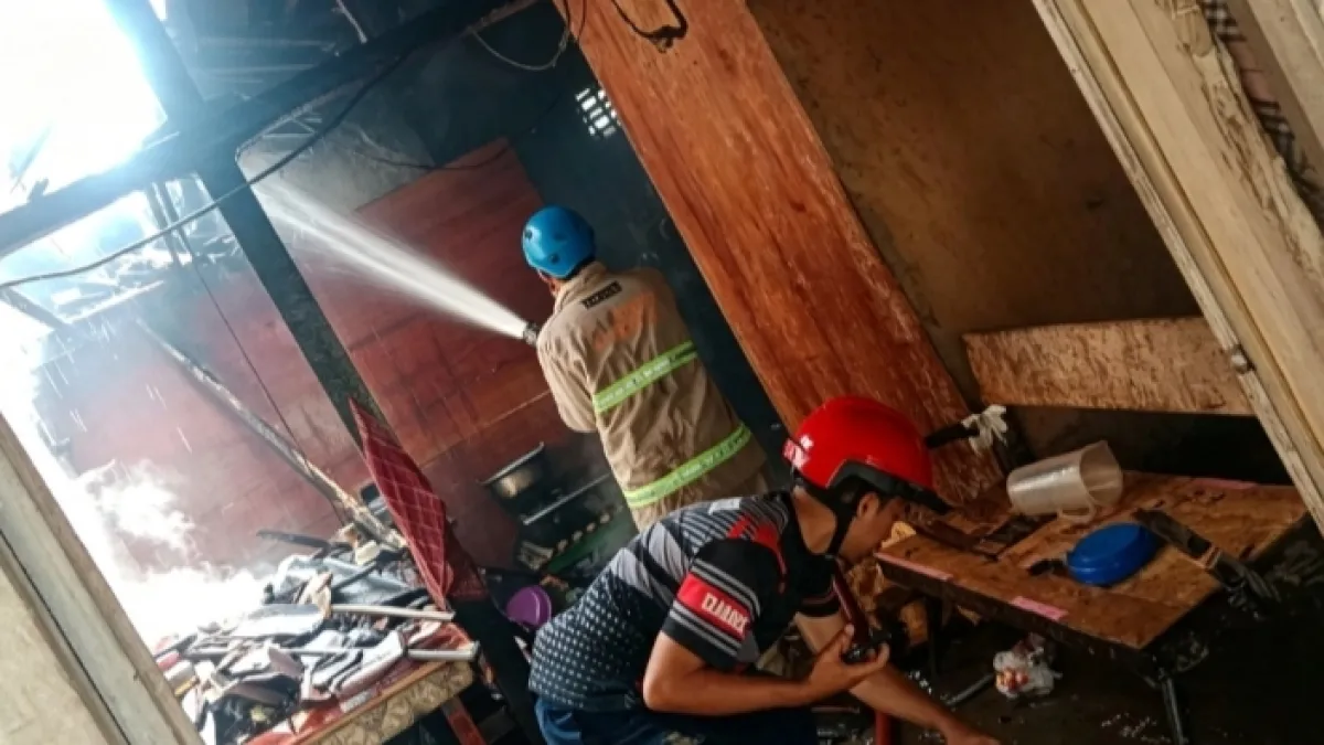 Korsleting Listrik, Rumah Warga Blitar Ludes Terbakar, Ijazah dan BPKB Ikut Hangus