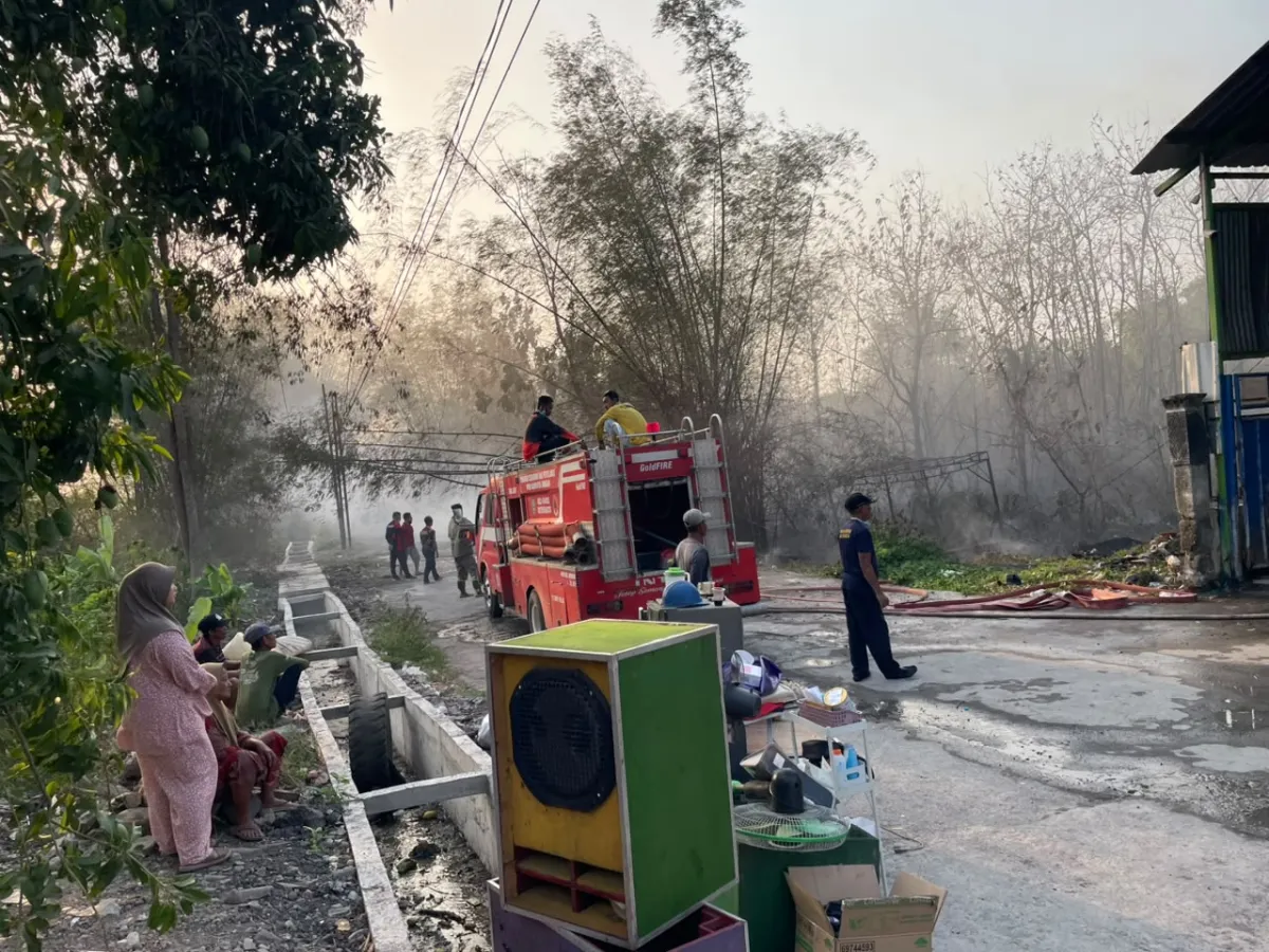 Kebakaran Lahan di Denanyar Merembet, Gudang Rongsok dan Bangunan Roboh Hangus Dilalap Si Jago Merah