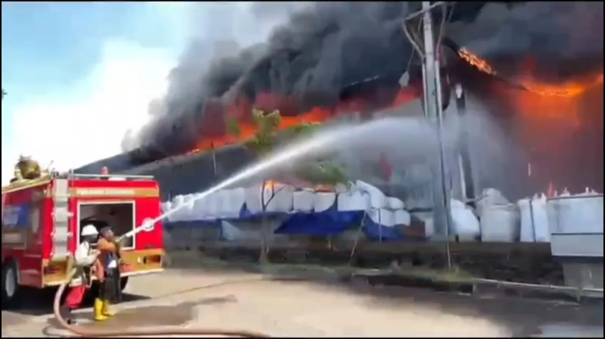 Pabrik PT YWI di Kembangbahu Lamongan Ludes Terbakar, 7 Bangunan dan Kendaraan Berat Hangus