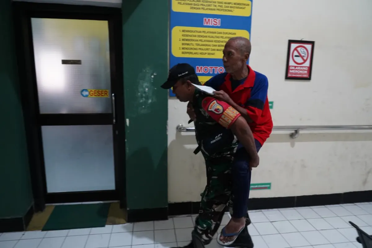 Menyentuh Hati, TNI Gendong Warga Sakit Saat Baksos HUT TNI Ke-81 di Blitar