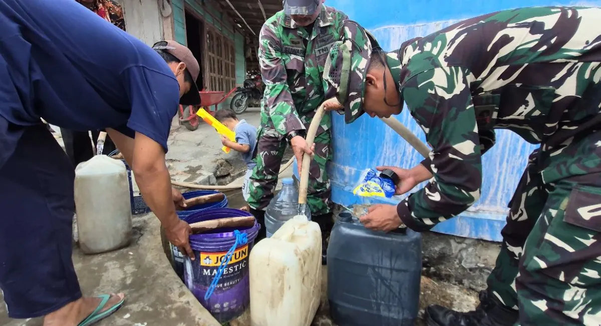 Gerak Cepat Atasi Kekeringan Yonif 933/Macan Wilis dan Kodim Nganjuk Salurkan Air Bersih ke Ngluyu