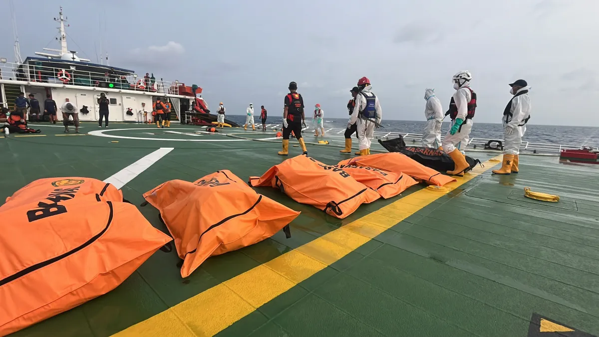 Tim Penyelam Gabungan Berhasil Evakuasi 14 Korban KM Virgo Transport 8 di Laut Jawa