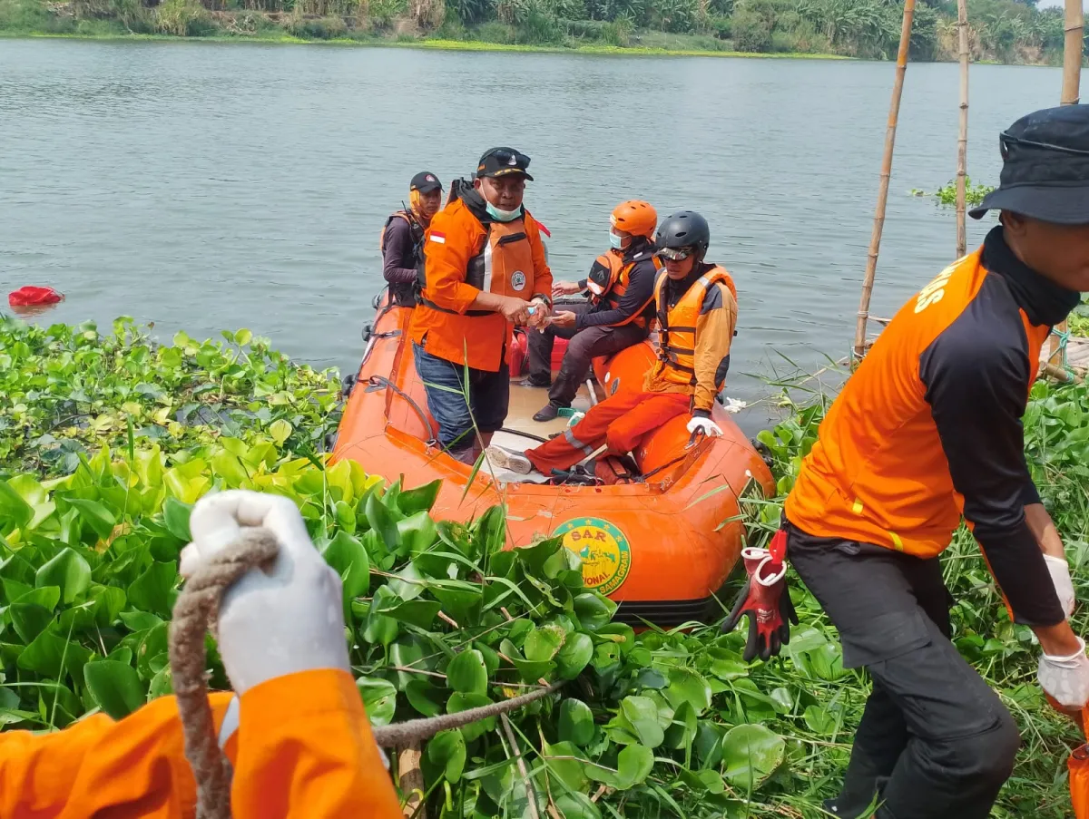 Pencarian Berakhir Duka, Warga Kudu Ditemukan Meninggal di Bawah Eceng Gondok Sungai Brantas Jombang