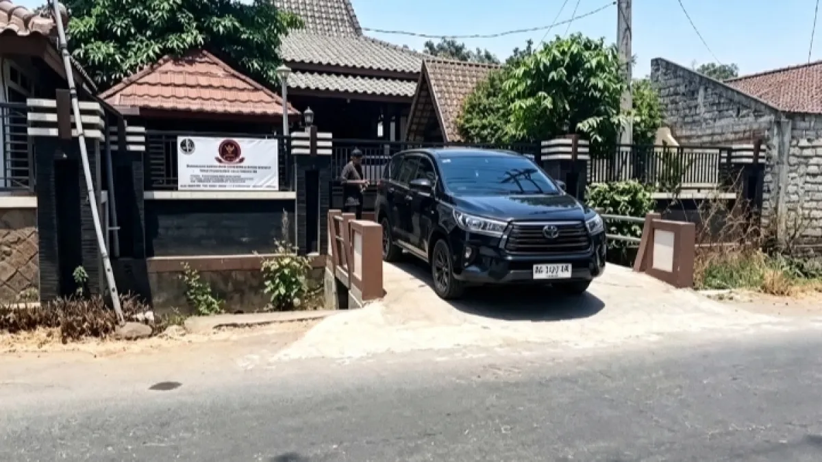 Geledah Rumah Pejabat ATR/BPN di Nganjuk, Penyidik KPK Angkut Tiga Koper dan Satu Kardus