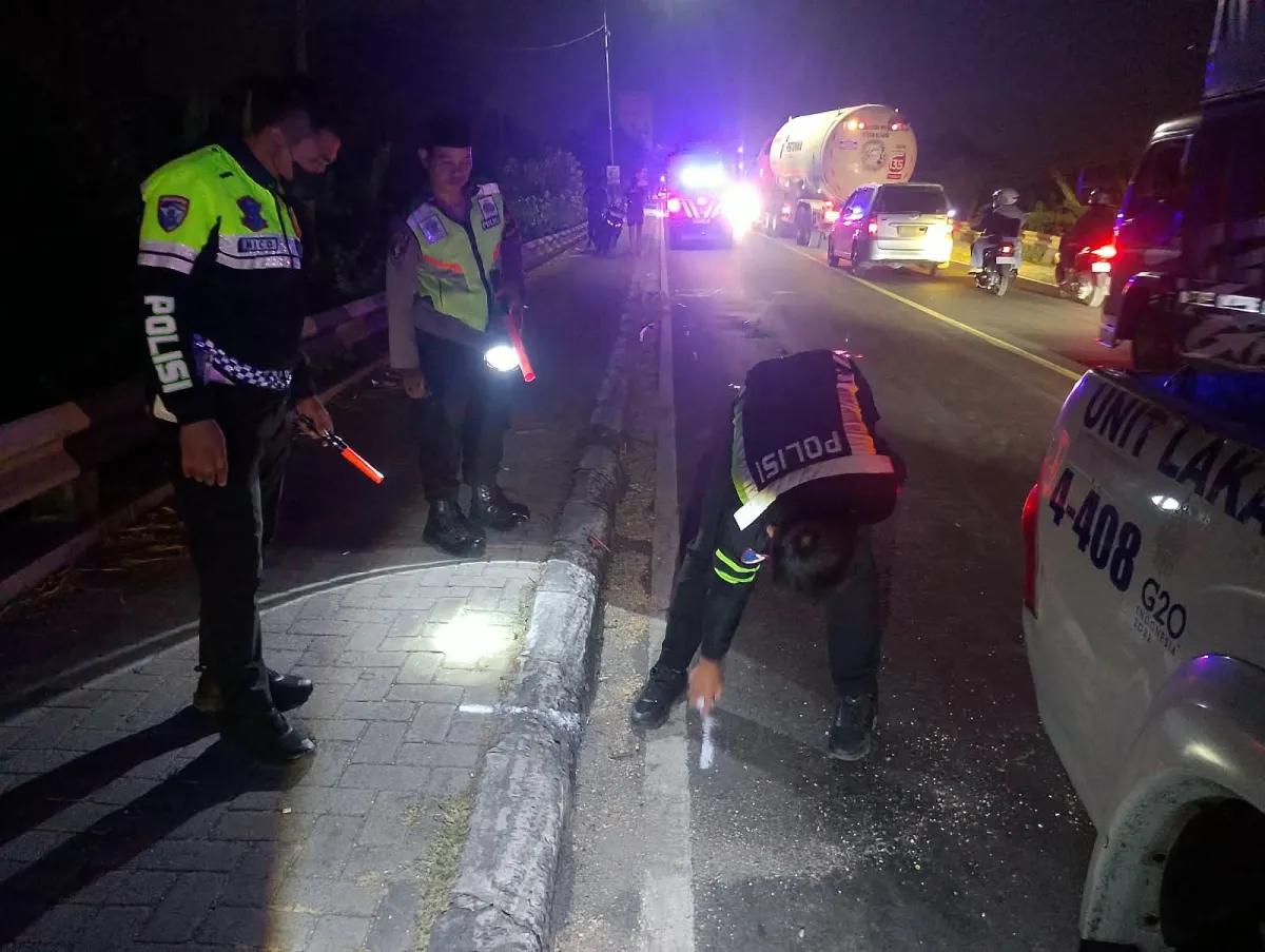 Gagal Nyalip dari Kiri, Pemotor Asal Jombang Tewas Dihantam Mobil 