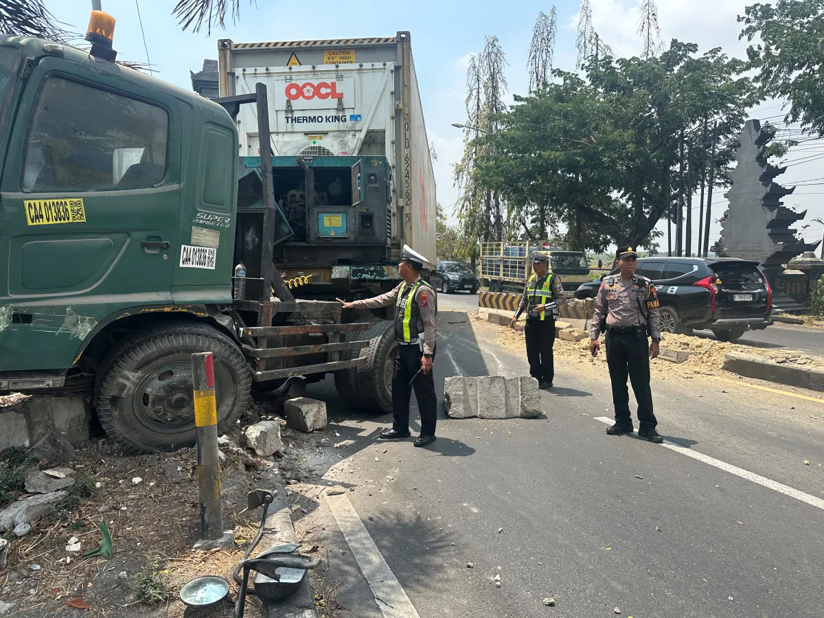 Truk Trailer Alami Kecelakaan Tunggal di Jalur Lamongan - Babat, Arus Lalu Lintas Sempat Tersendat