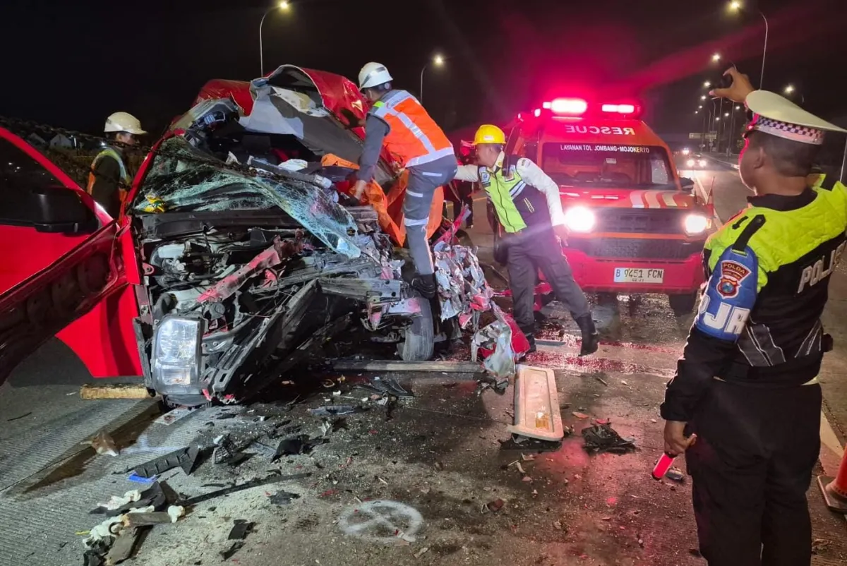Hantam Truk Gipsum di Tol Jombang, Hiace Ringsek Parah, 4 Meninggal, 7 Luka