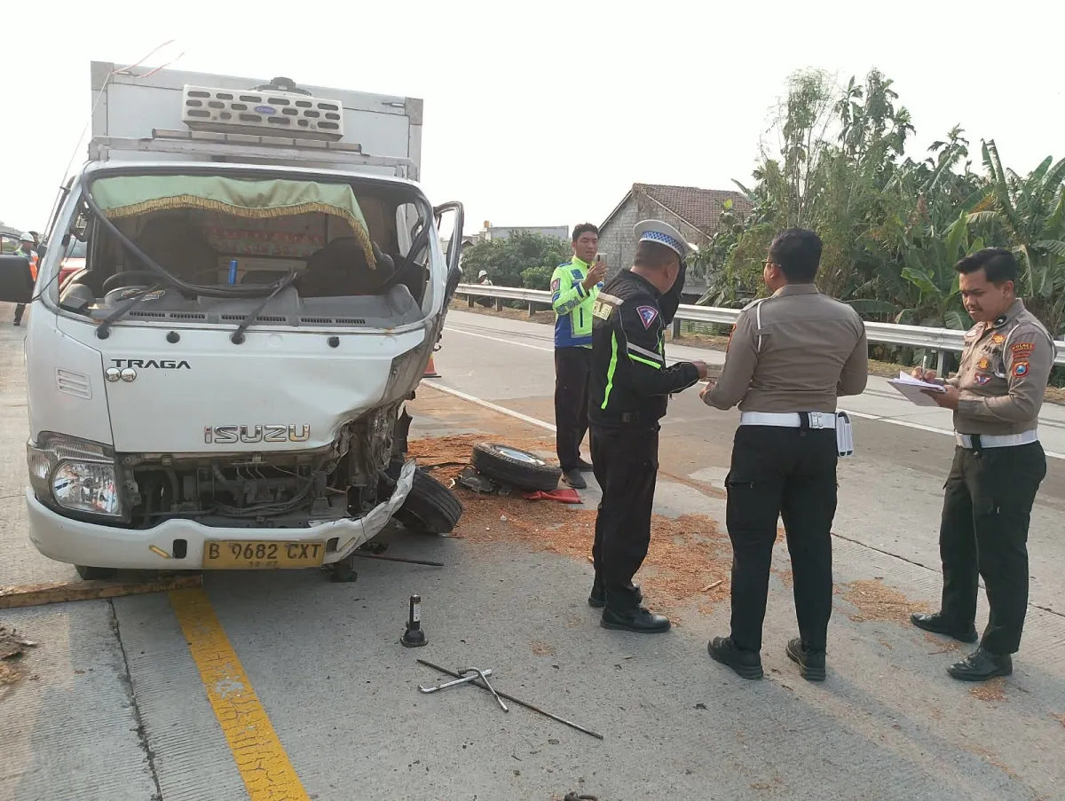 Melaju Kencang, Pick Up Box Hantam Pembatas Tol Jombang-Mojokerto Sopir dan Penumpang Masuk RS