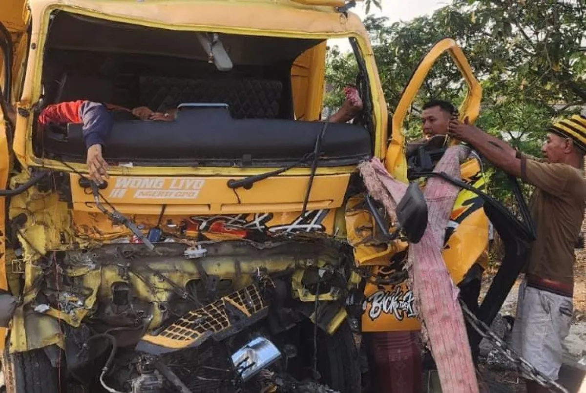 Truk Colt Diesel Hantam Tronton di Deket Lamongan, Satu Orang Tewas dan Tiga Luka-Luka