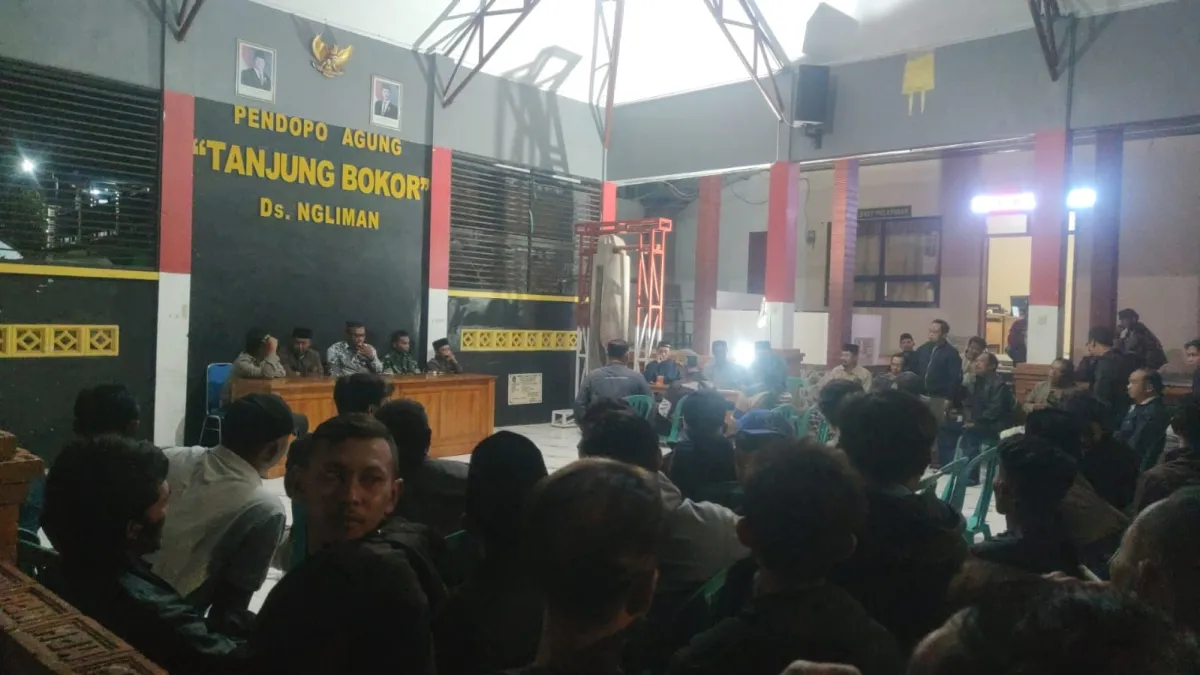 Ngliman Memanas, Warga Kepung 3 Oknum LSM yang Nekat Pasang Spanduk Siluman di Makam Keramat