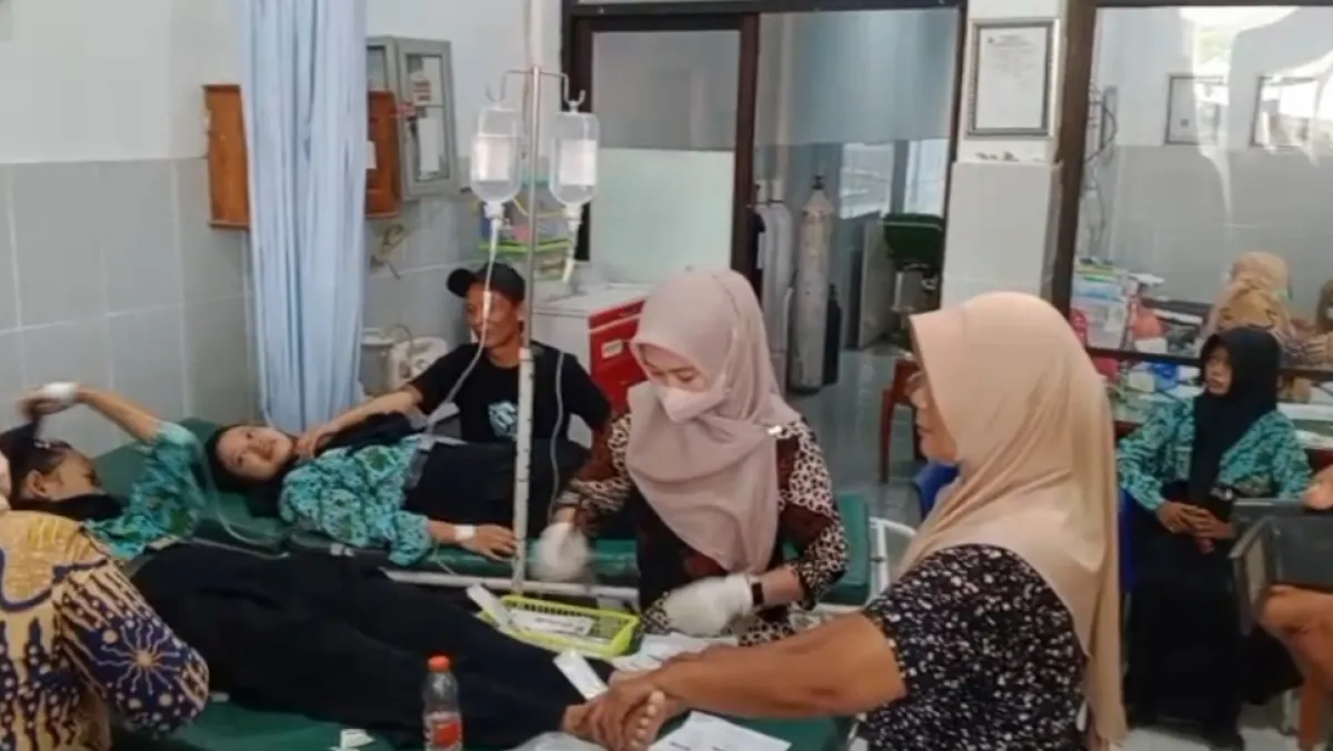 Puluhan Siswa SMPN 1 Kabuh Jombang Dilarikan ke Puskesmas, Diduga Keracunan Menu MBG
