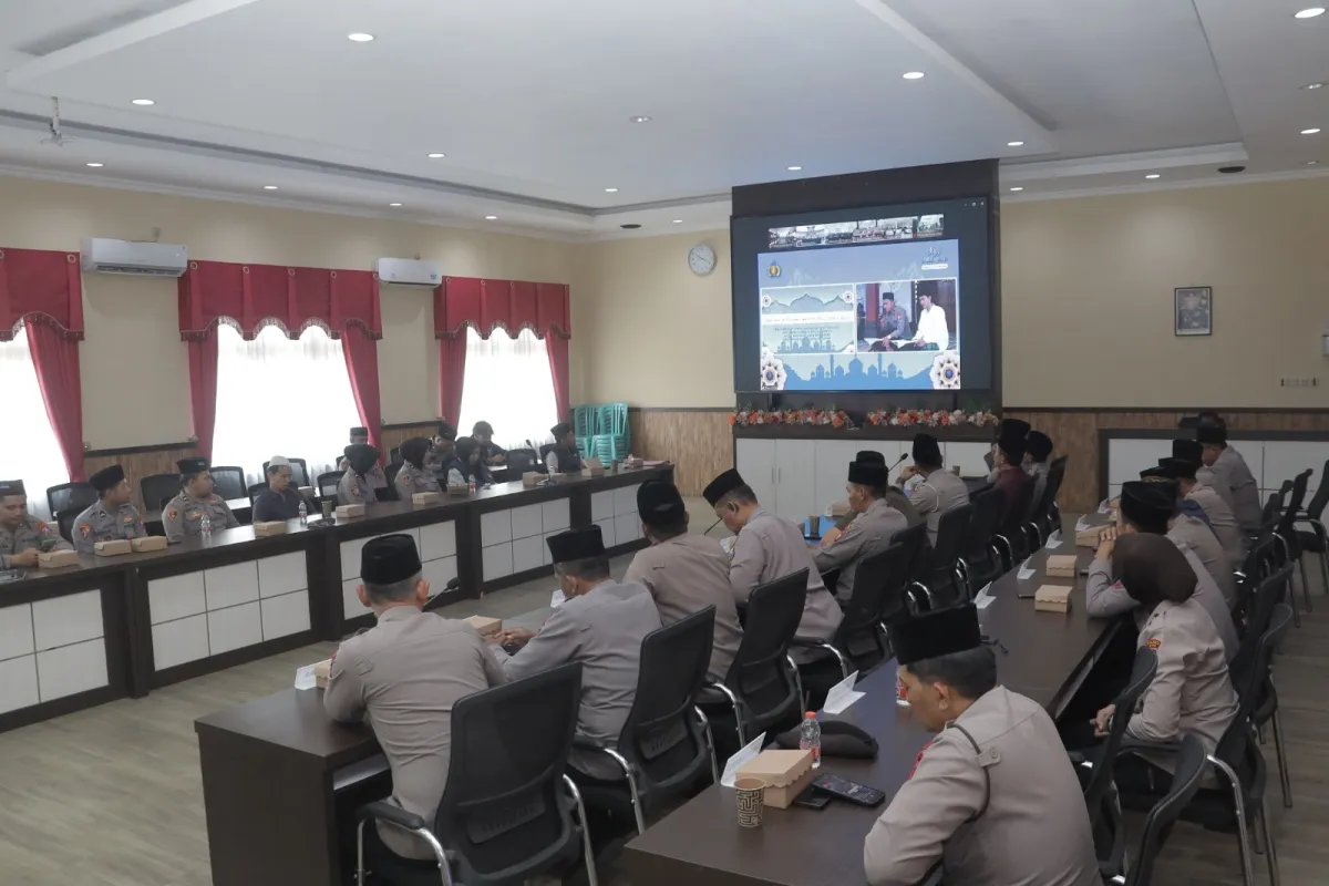 Tingkatkan Kerukunan dan Pelayanan, Polres Blitar Ikuti Ngaji Kebangsaan Bersama Gus Baha Secara Daring