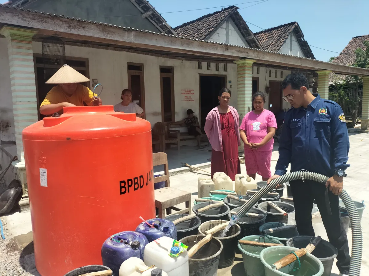 Respons Cepat Tanggap Krisis Air, Komunitas Nganjuk Peduli Pasok Puluhan Ribu Liter Air Bersih ke Desa Terdampak Kemarau