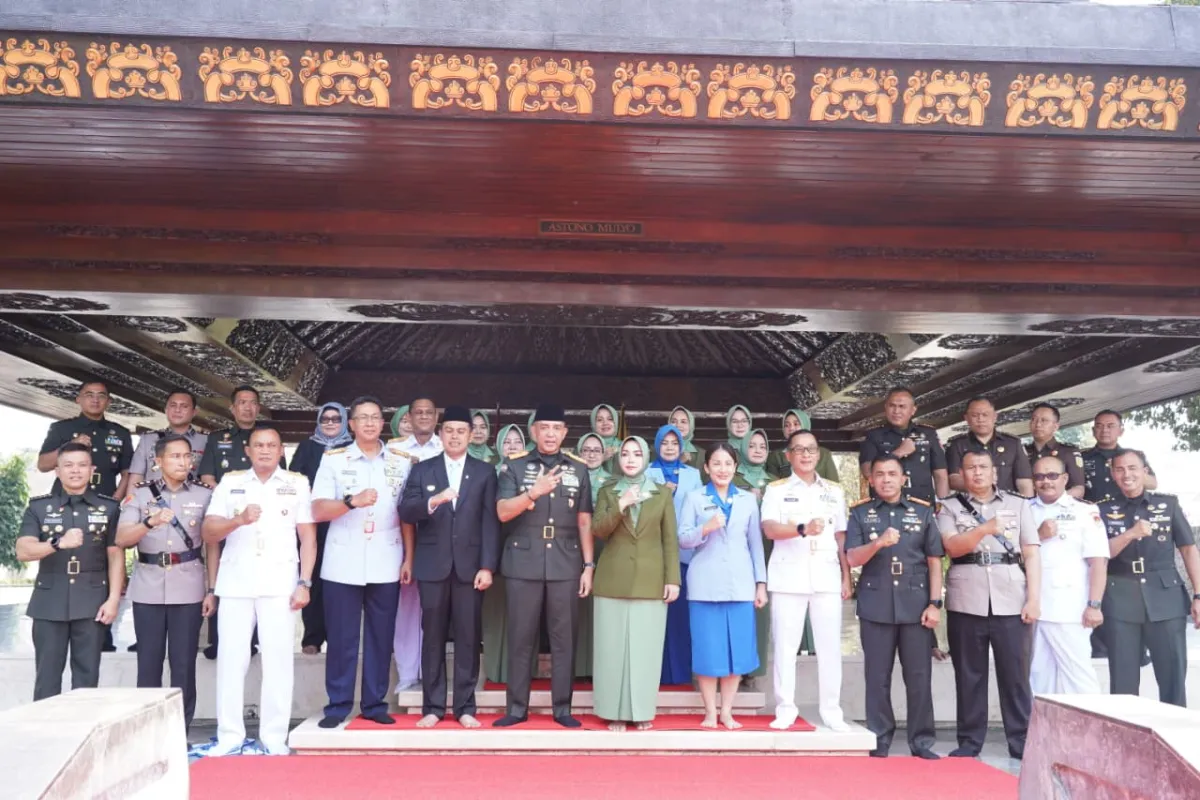 Sambut HUT ke-81 TNI, Pangdam V/Brawijaya Ziarah ke Makam Bung Karno di Blitar