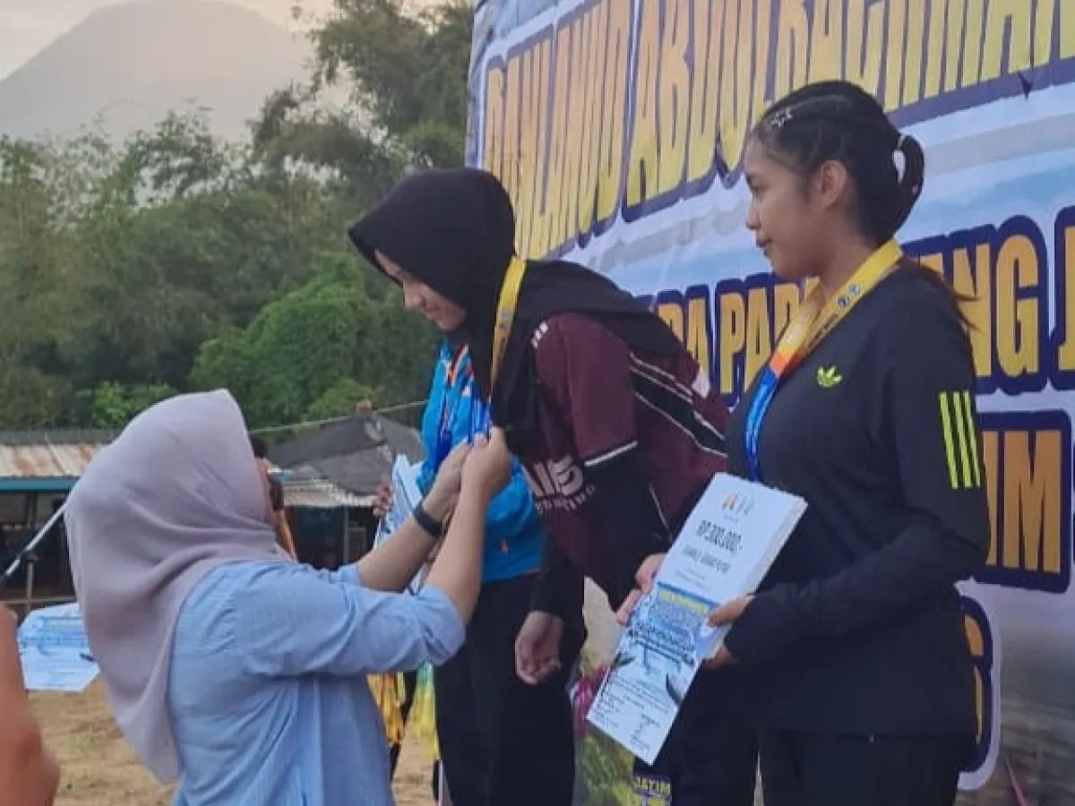Terbang Tinggi dari Pesantren, Shanum Santri Tebuireng Sabet Juara 1 Kejurda Paralayang Jatim