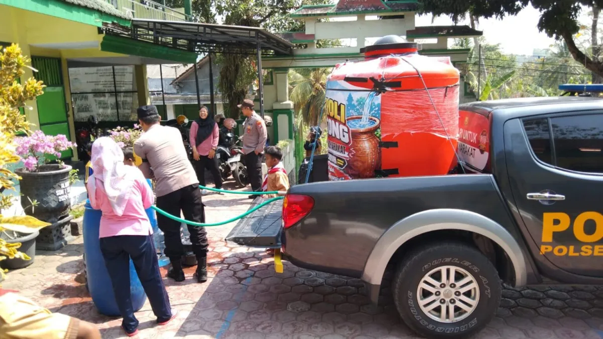 Atasi Krisis Air, Polres Trenggalek Terjunkan "Patroli Gentong" ke Sekolah & Tempat Ibadah 