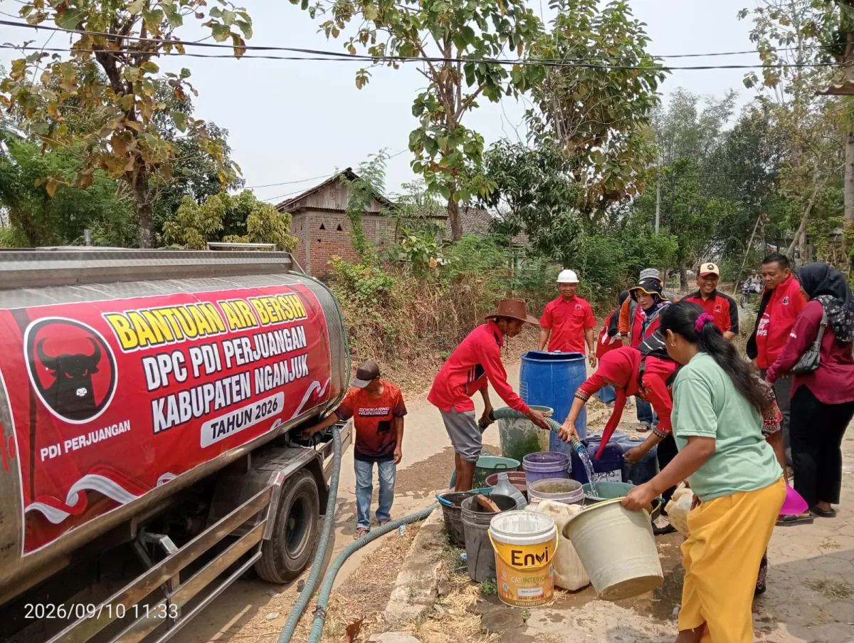 Ringankan Beban Warga Jatikalen di Musim Kemarau, PDI Perjuangan Nganjuk Salurkan Bantuan Air Bersih