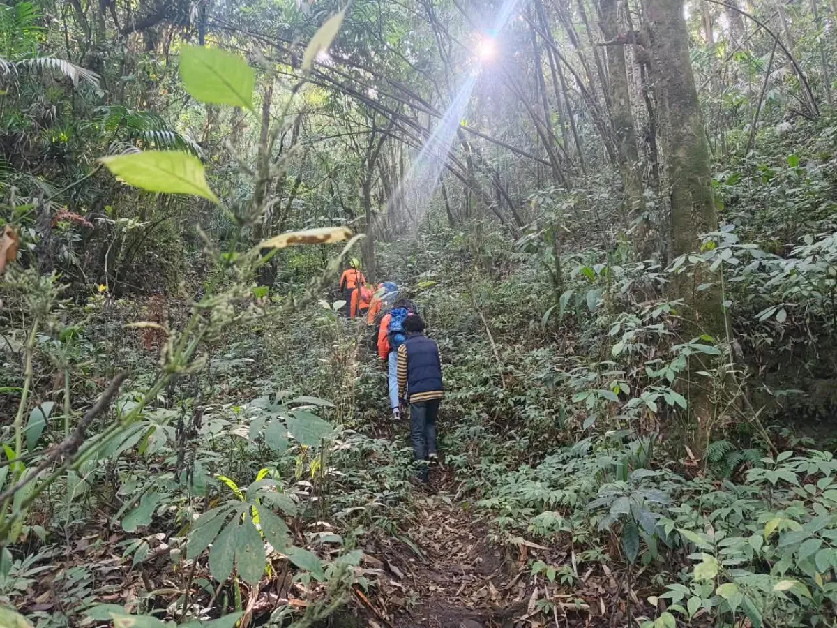 Ditemukan Selamat di Puncak Limpak, Pendaki Asal Kediri Dievakuasi dari Jalur Ekstrem Gunung Semeru