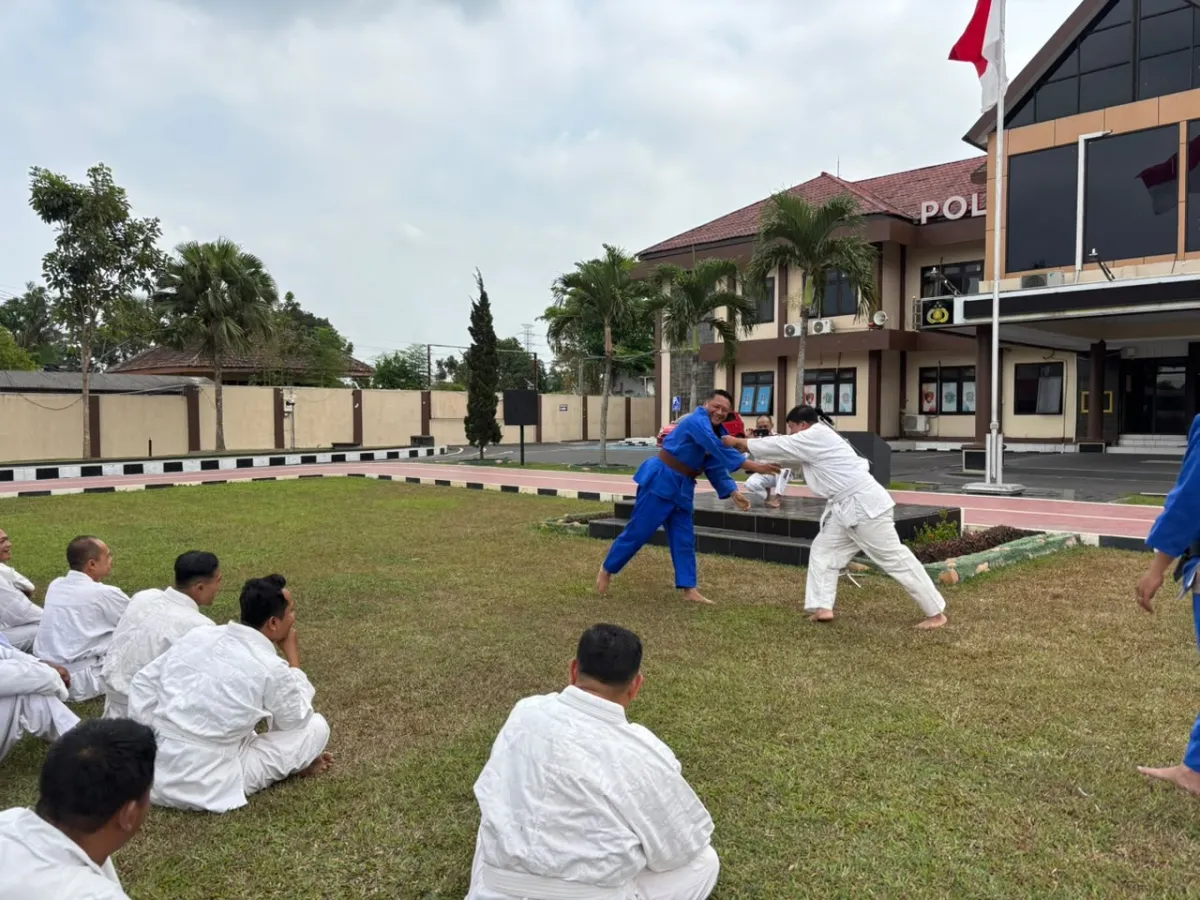 Tangkas dan Humanis, Personel Polres Blitar Digembleng Latihan Beladiri Polri