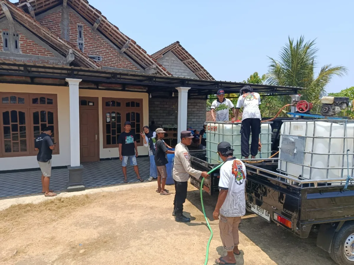 Atasi Kekeringan Parah, Polsek Gandusari Bersama Tiga Pilar Gercep Salurkan Bantuan Air Bersih ke Kalitengah Blitar