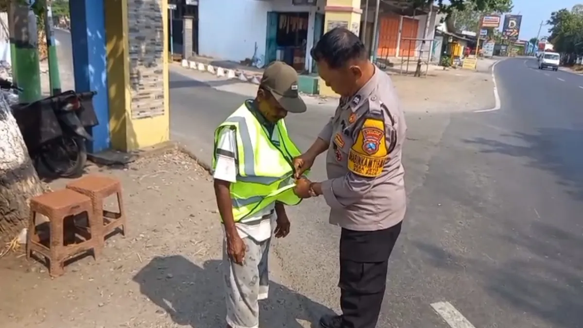 Tingkatkan Keamanan Lalin, Polsek Pace Bagikan Rompi Keselamatan untuk Relawan Penyeberang Jalan