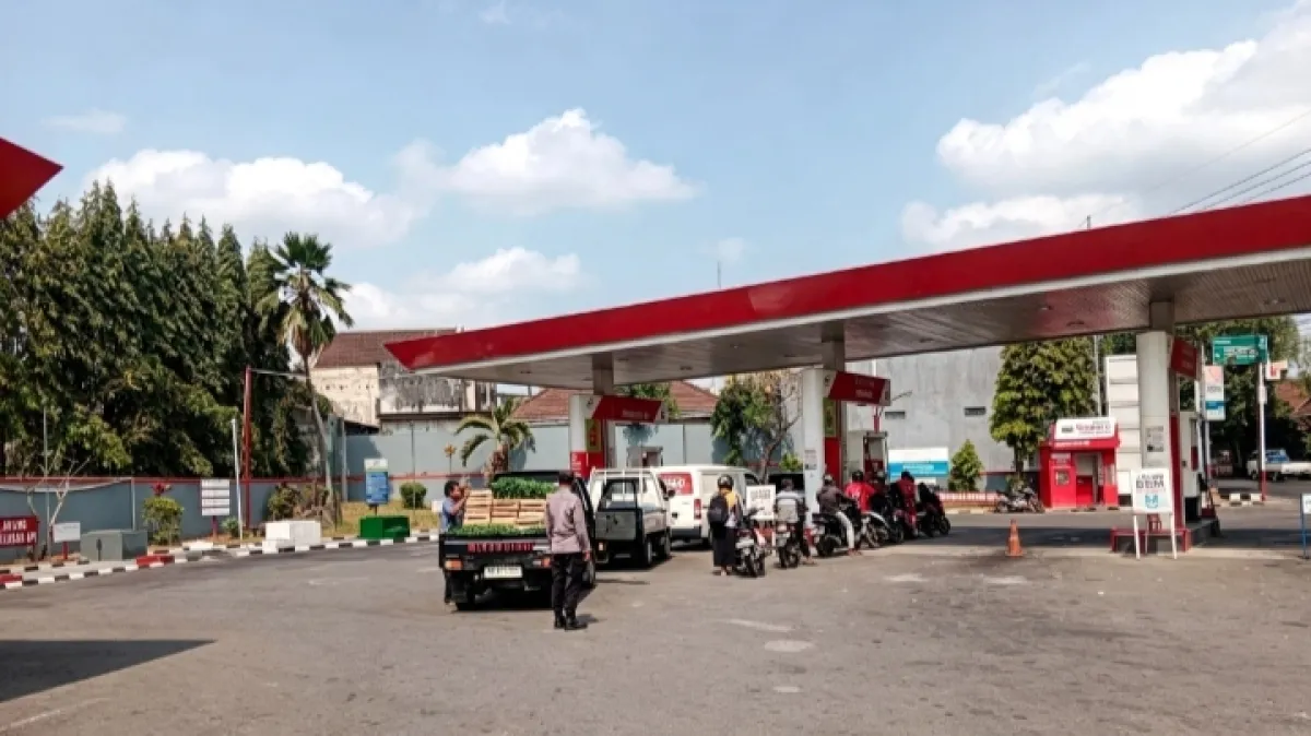 Antrean SPBU Ngambak Meluber ke Jalan, Polsek Wlingi Turun Tangan Urai Kemacetan