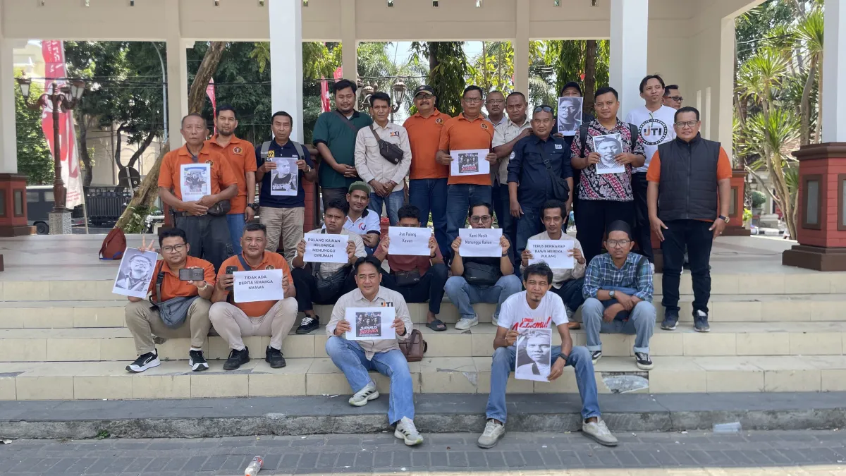 Solidaritas Tanpa Batas, Jurnalis Lamongan Gelar Doa Bersama untuk 5 Rekan yang Hilang Kontak di Selat Sunda