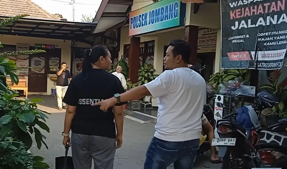 Rumah Seorang Ibu di Jombang Dikeruk Rentenir, Barang Elektronik Hingga Sofa Diangkut Paksa