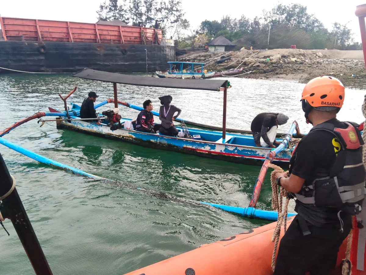 Terombang-ambing di Laut Akibat Kehabisan BBM, 4 Korban Jukung Mati Mesin Berhasil Dievakuasi Tim SAR di Perairan Benoa