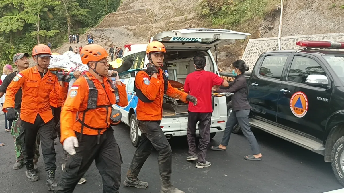 Dramatis.! Tim SAR Gabungan Berhasil Evakuasi Pendaki Remaja yang Jatuh ke Jurang Gunung Agung