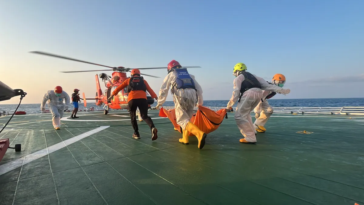 Sembilan Korban KM Virgo Transport 8 Berhasil Dievakuasi dari Bangkai Kapal di Laut Jawa