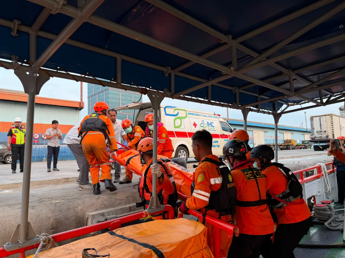 Operasi Cepat di Selat Madura, Tim SAR Gabungan Evakuasi ABK MV CPT Honour yang Meninggal Dunia