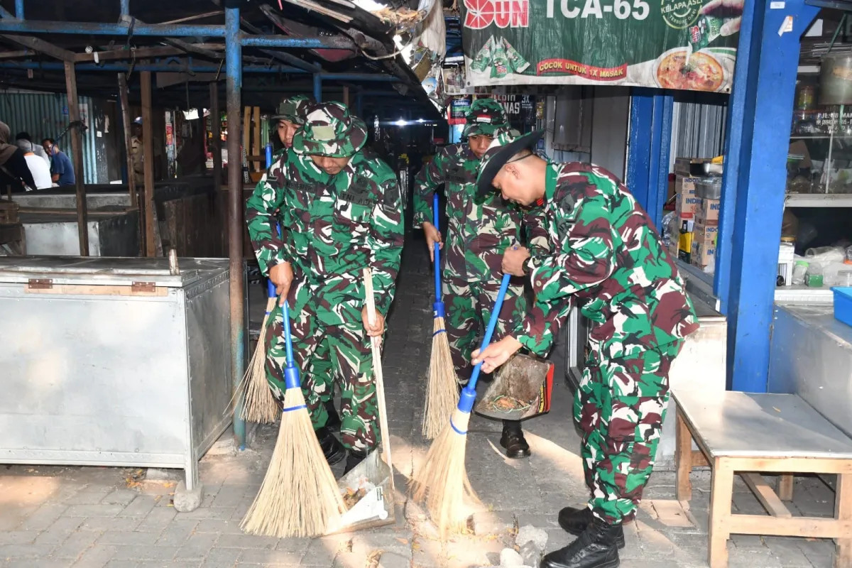 Peringati HUT ke-81, Ratusan Personel TNI dan Warga Madiun Gelar Aksi Peduli Sampah Pasar
