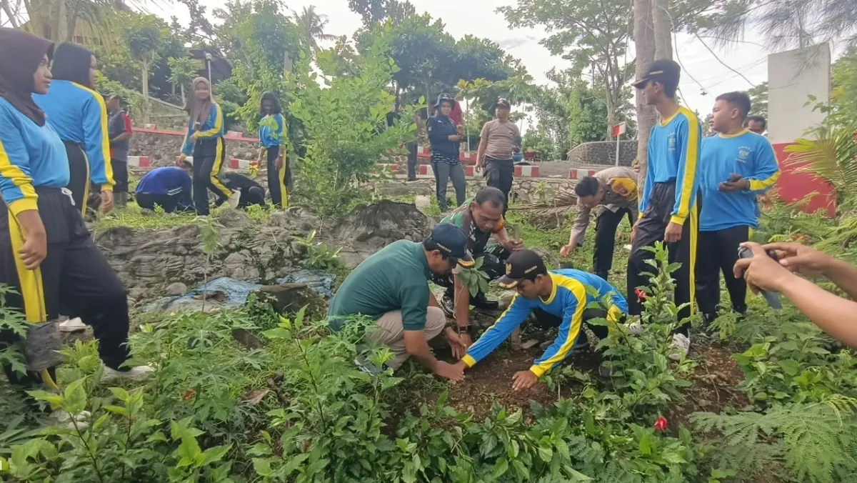 Aksi Nyata "Bersatu Dengan Alam", Babinsa Bakung Bersama Puluhan Pelajar Hijaukan Monumen Trisula