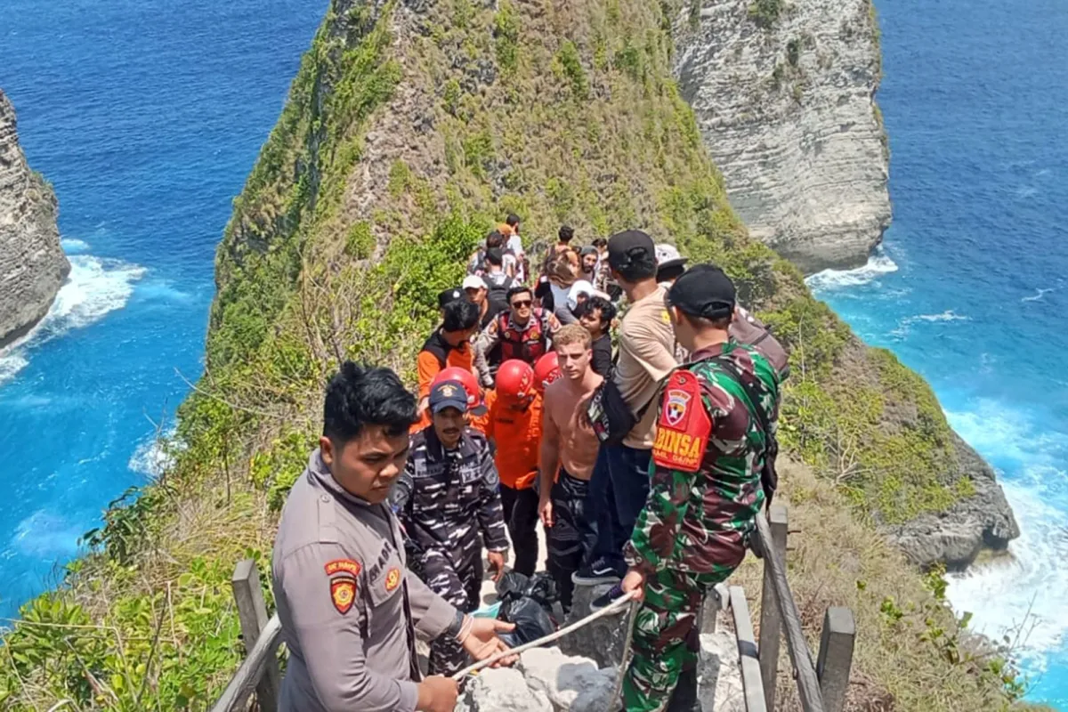Petaka Tebing Kelingking, Turis Australia Tewas Usai Terperosok ke Jurang 80 Meter