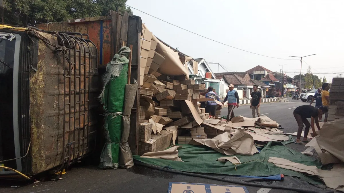 Ban Depan Meletus, Truk Fuso Bermuatan Kardus Terguling di Bypass Nganjuk