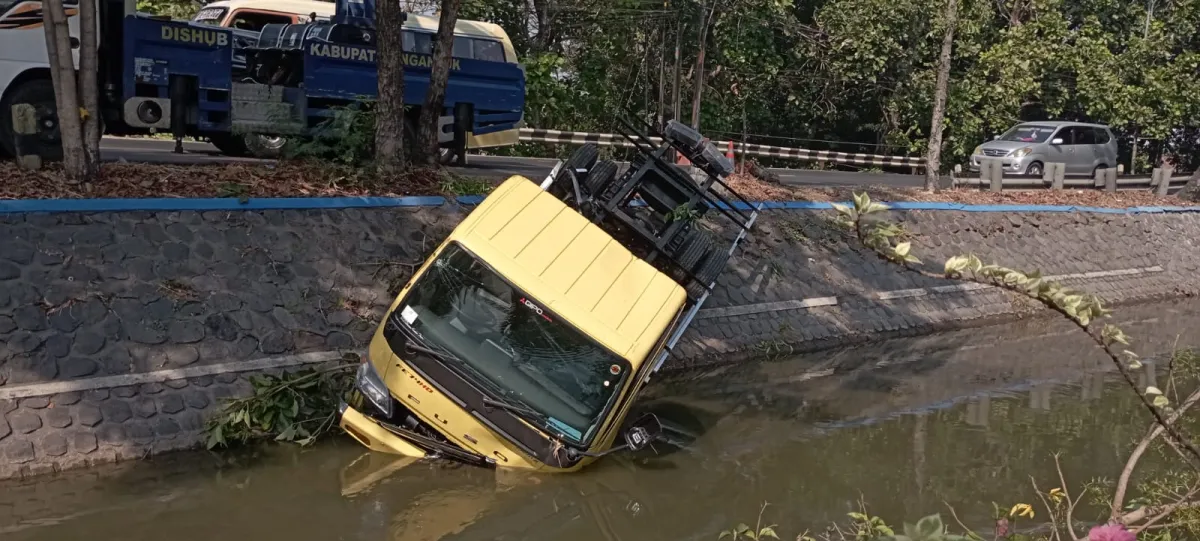 Hilang Kendali, Truk Mitsubishi Nyungsep ke Sungai di Jalan Raya Nganjuk - Madiun