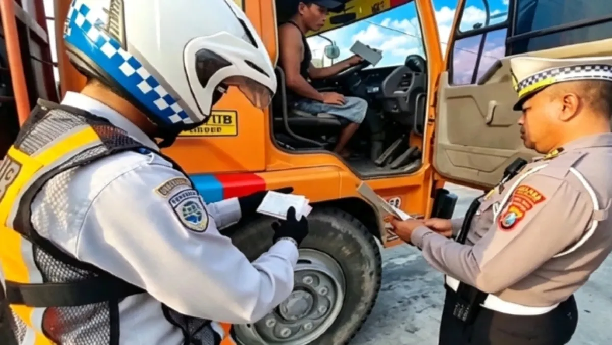 Bahayakan Pengguna Jalan, Satlantas Polres Nganjuk Tertibkan Truk Bandel, Parkir di Exit Tol